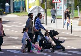 Una familia camina por una de las calles de Salamanca.