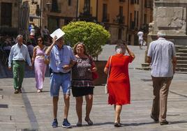 Turistas paseando por el centro de Salamanca.