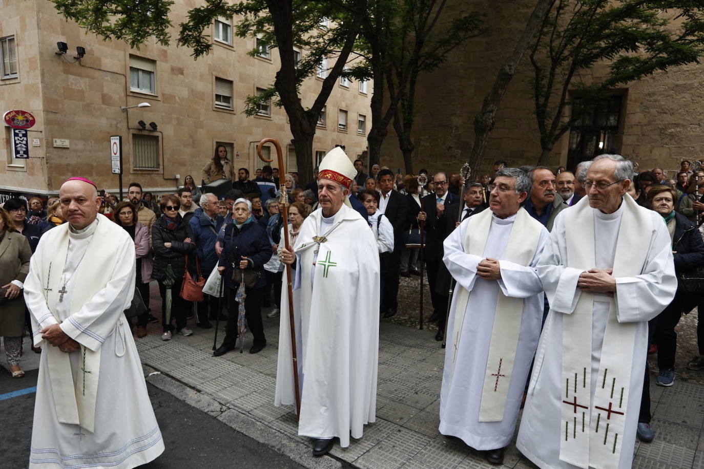 Las calles salmantinas vuelven a mostrar su devoción por el Cristo de los Milagros