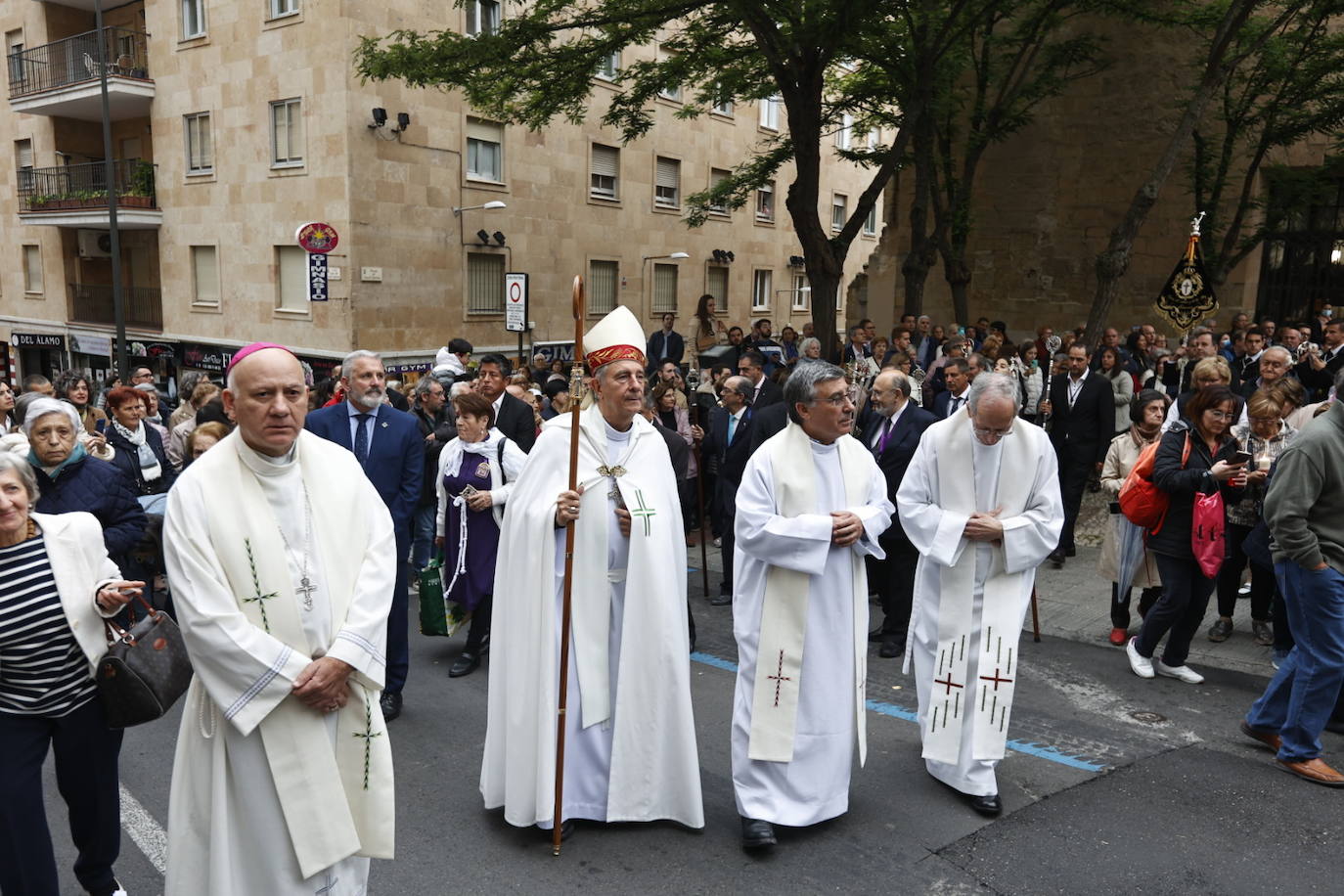 Las calles salmantinas vuelven a mostrar su devoción por el Cristo de los Milagros