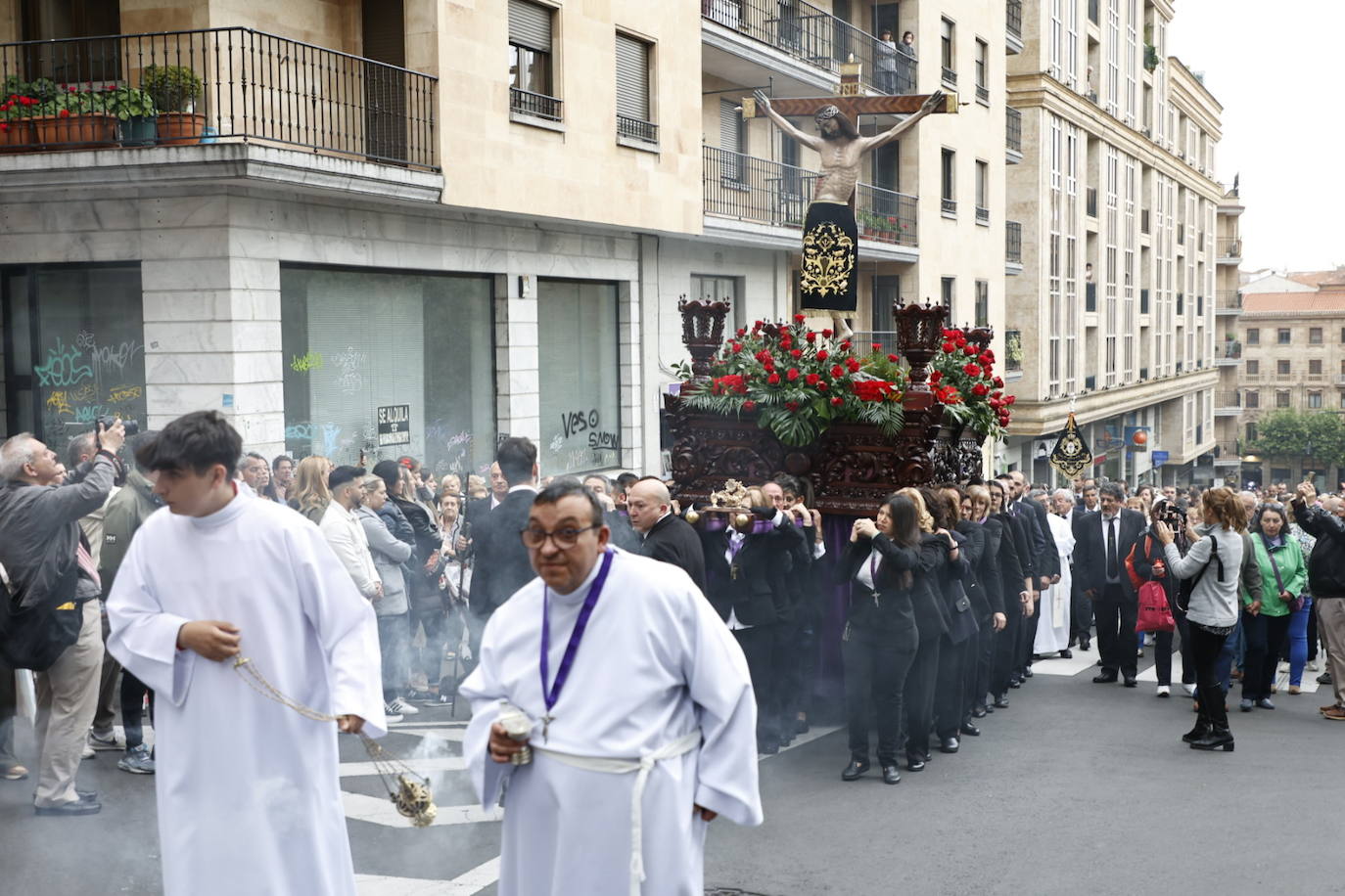 Las calles salmantinas vuelven a mostrar su devoción por el Cristo de los Milagros