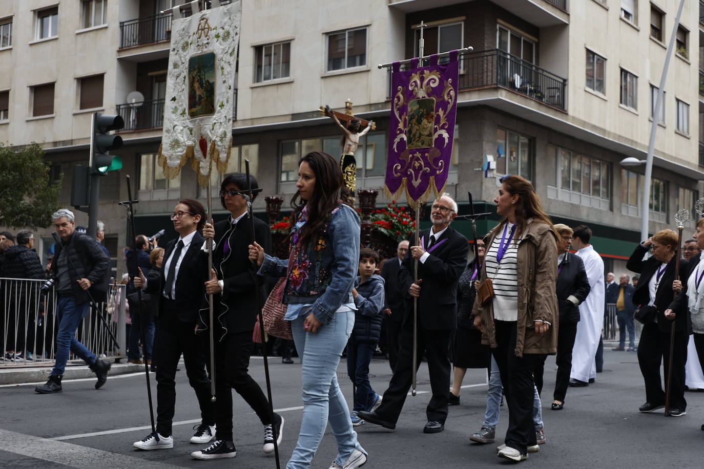 Las calles salmantinas vuelven a mostrar su devoción por el Cristo de los Milagros