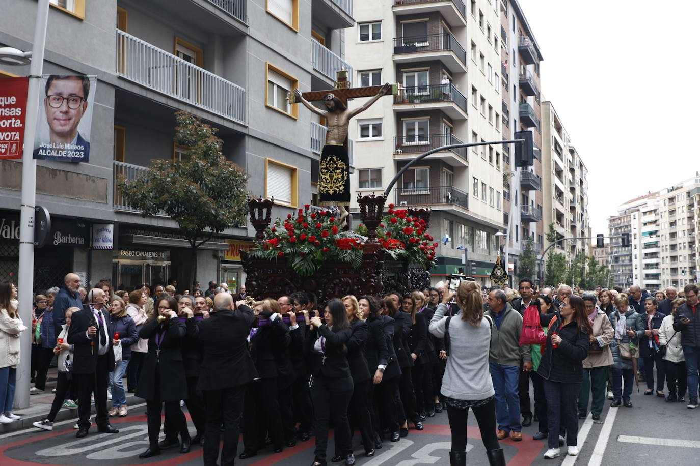 Las calles salmantinas vuelven a mostrar su devoción por el Cristo de los Milagros
