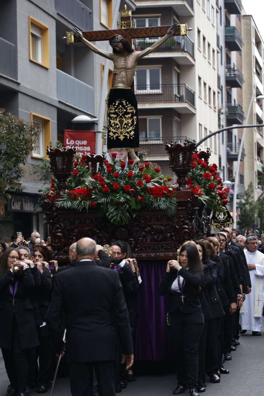 Las calles salmantinas vuelven a mostrar su devoción por el Cristo de los Milagros