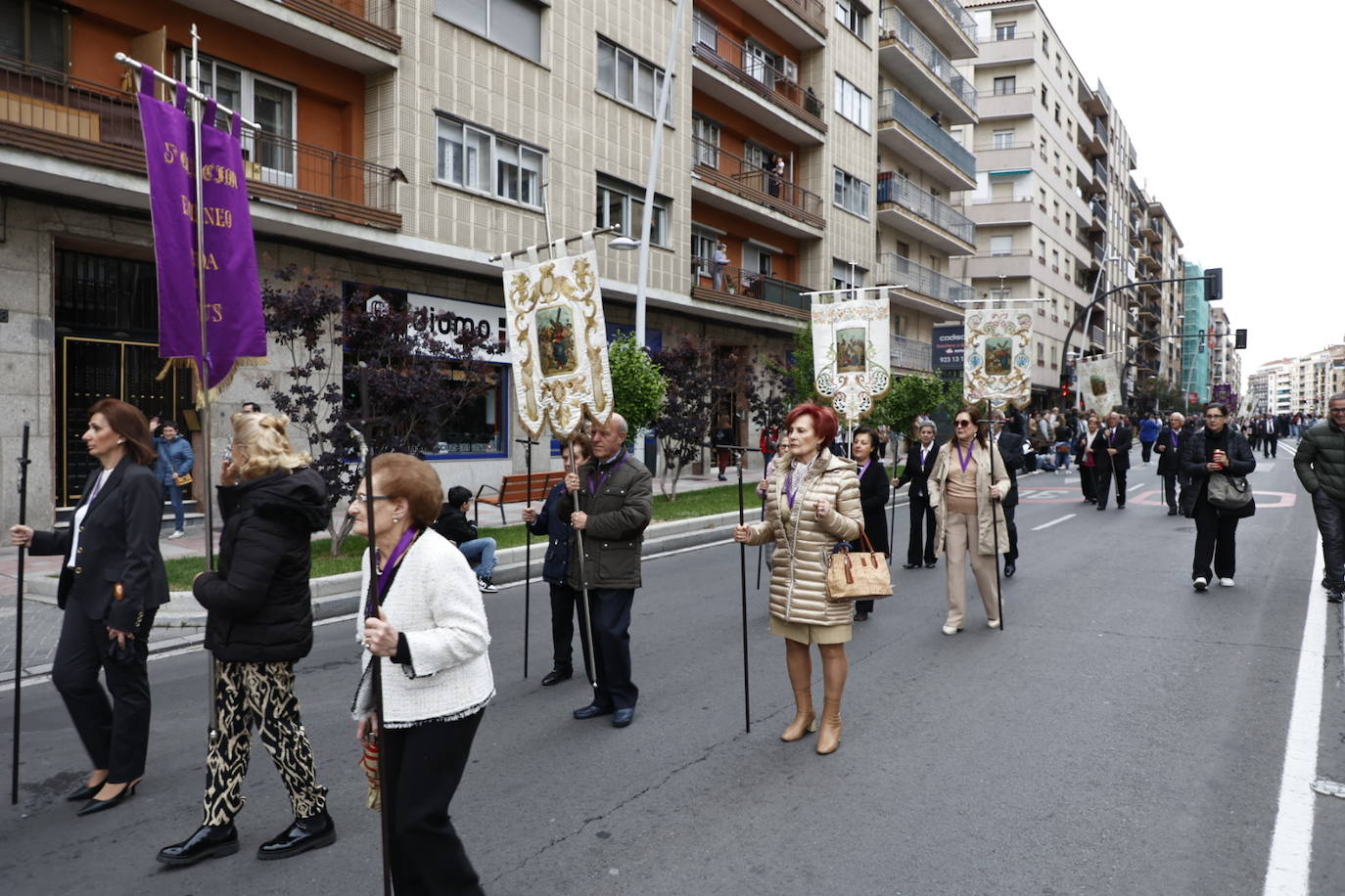 Las calles salmantinas vuelven a mostrar su devoción por el Cristo de los Milagros