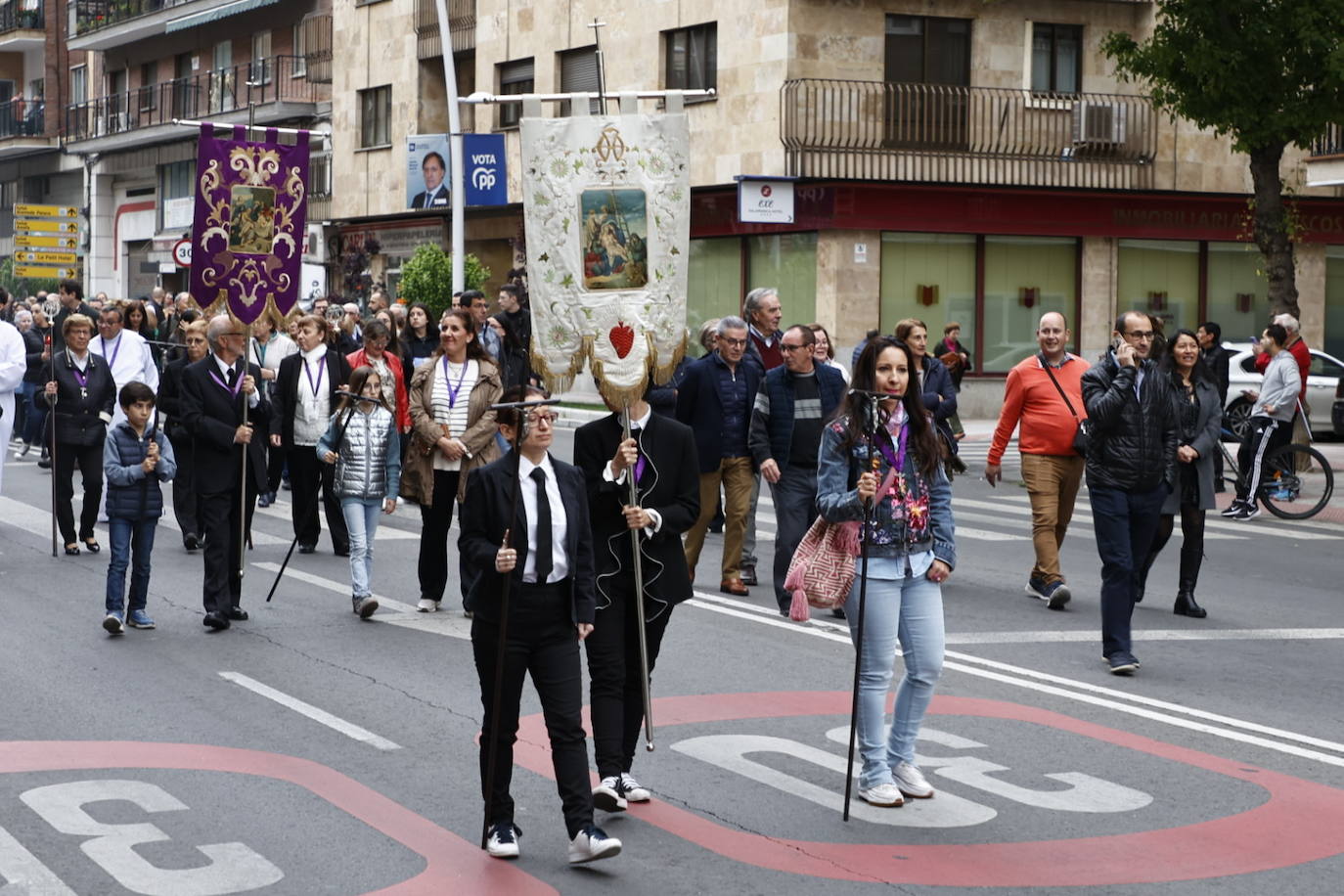 Las calles salmantinas vuelven a mostrar su devoción por el Cristo de los Milagros
