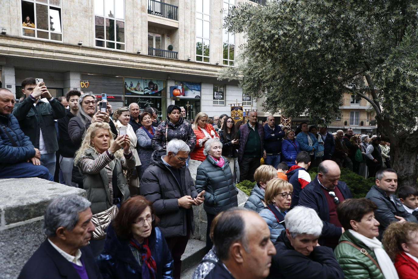 Las calles salmantinas vuelven a mostrar su devoción por el Cristo de los Milagros