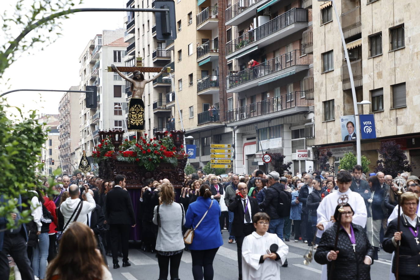 Las calles salmantinas vuelven a mostrar su devoción por el Cristo de los Milagros
