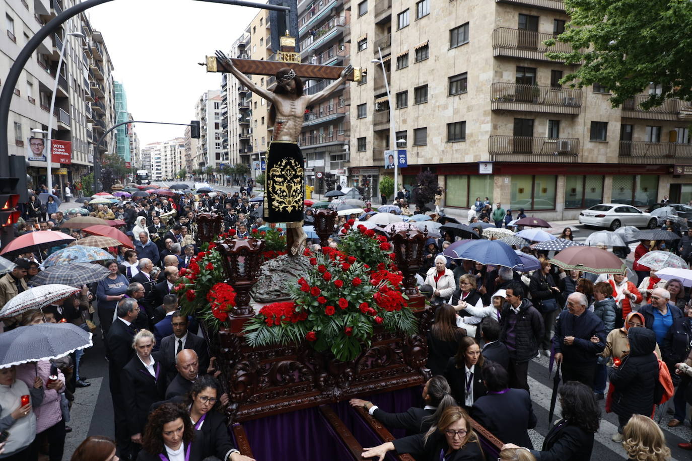 Las calles salmantinas vuelven a mostrar su devoción por el Cristo de los Milagros
