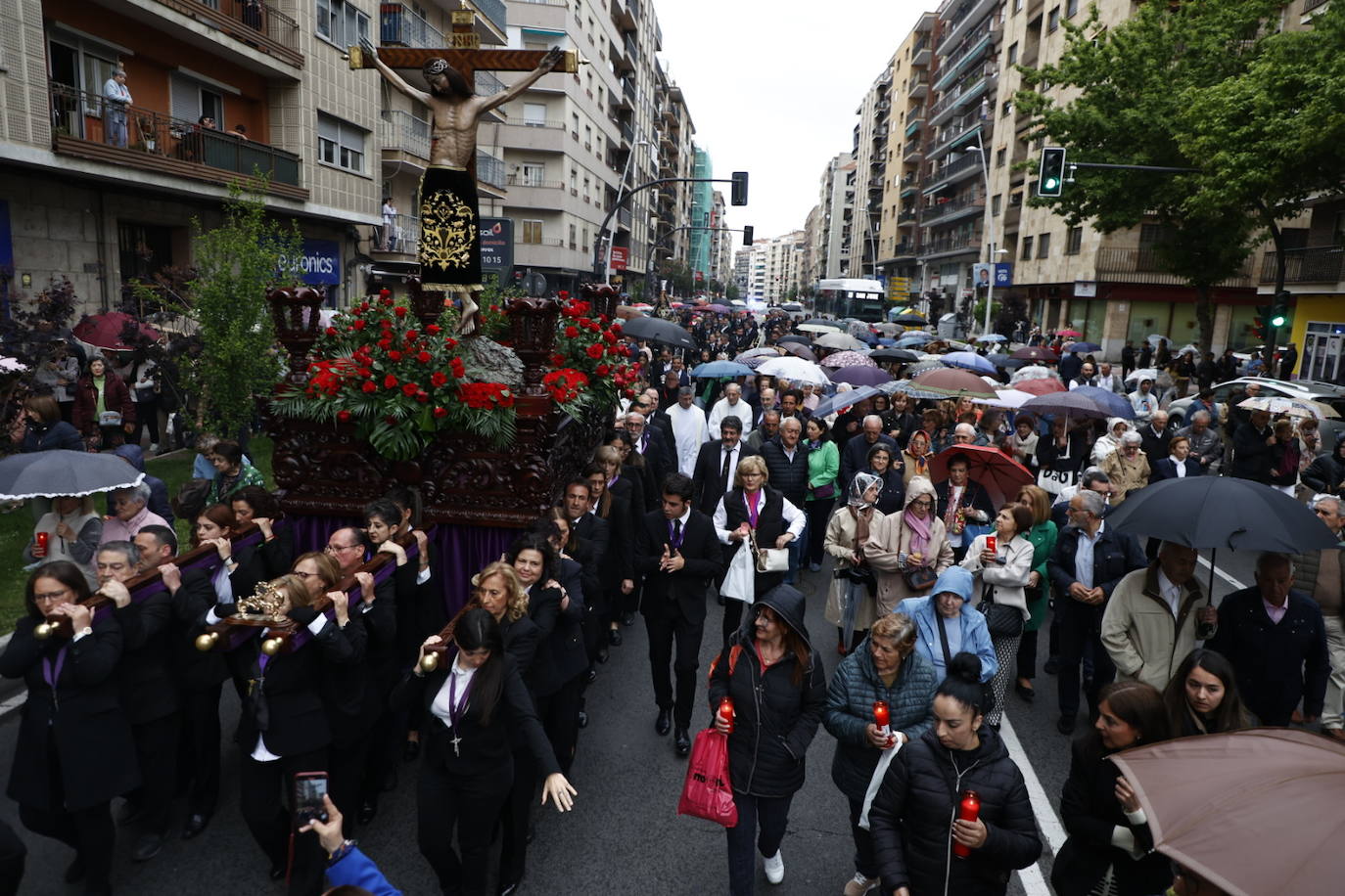 Las calles salmantinas vuelven a mostrar su devoción por el Cristo de los Milagros