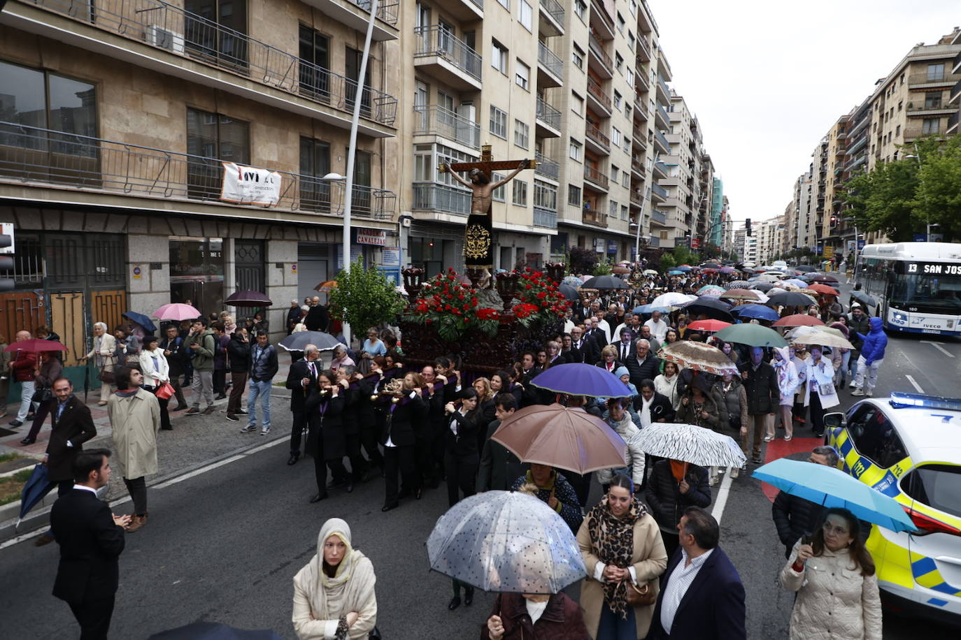 Las calles salmantinas vuelven a mostrar su devoción por el Cristo de los Milagros