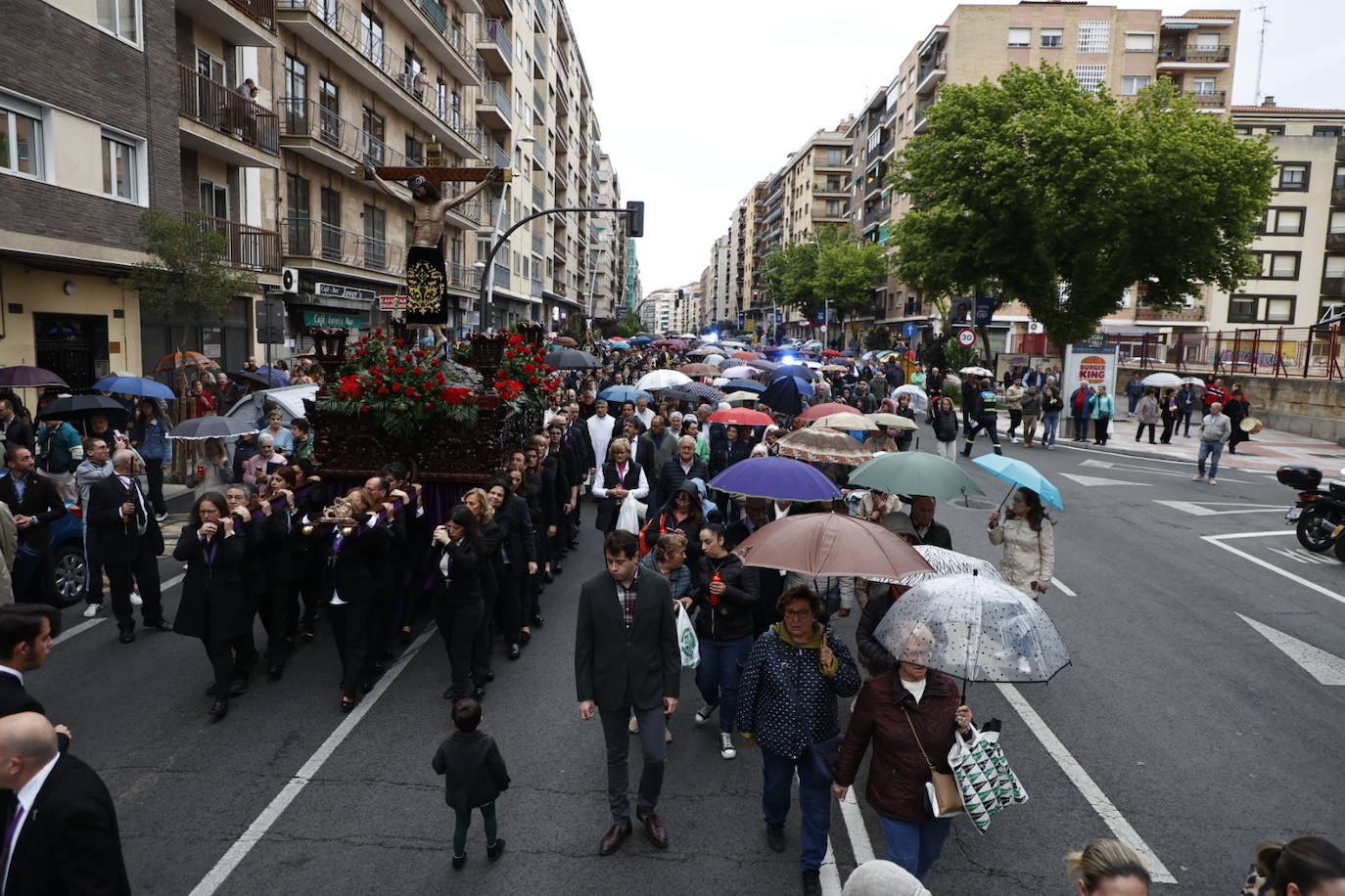 Las calles salmantinas vuelven a mostrar su devoción por el Cristo de los Milagros