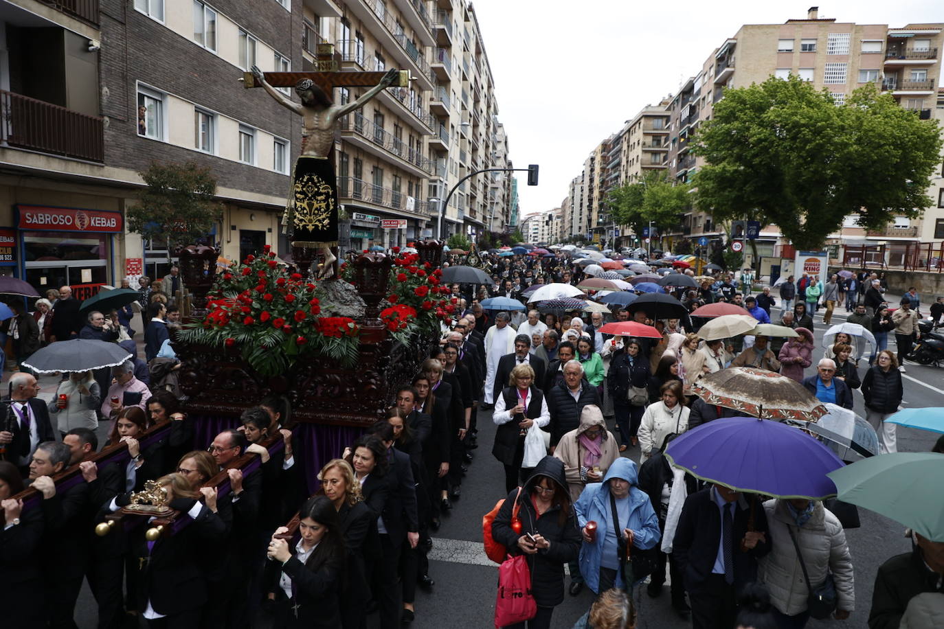 Las calles salmantinas vuelven a mostrar su devoción por el Cristo de los Milagros