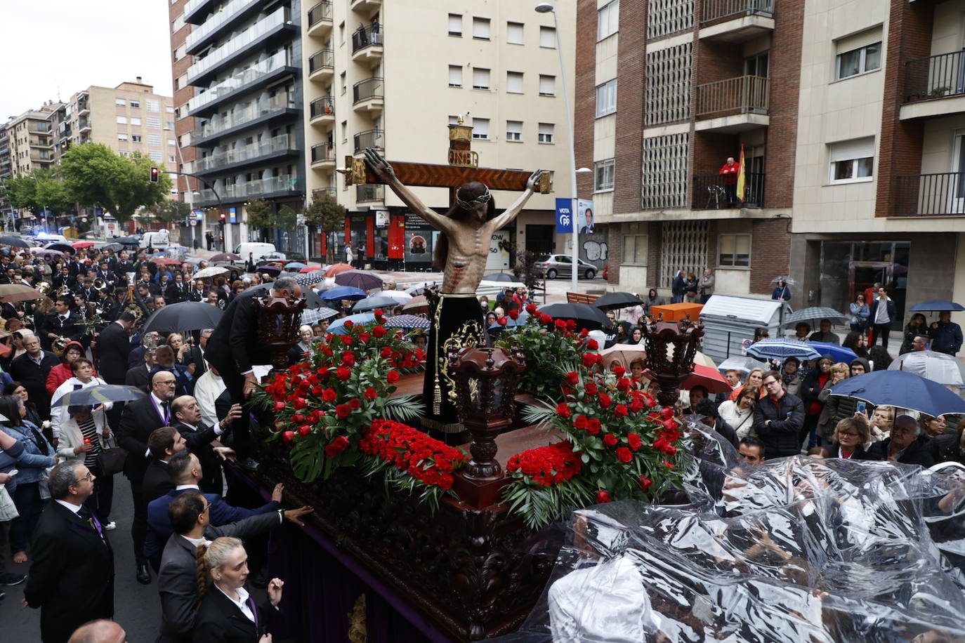 Las calles salmantinas vuelven a mostrar su devoción por el Cristo de los Milagros