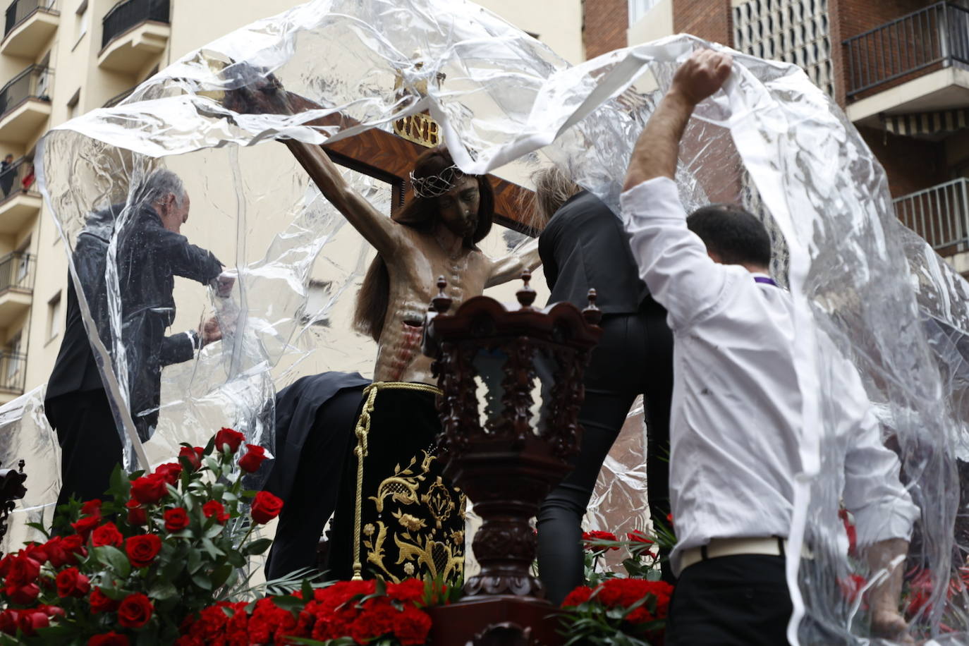 Las calles salmantinas vuelven a mostrar su devoción por el Cristo de los Milagros