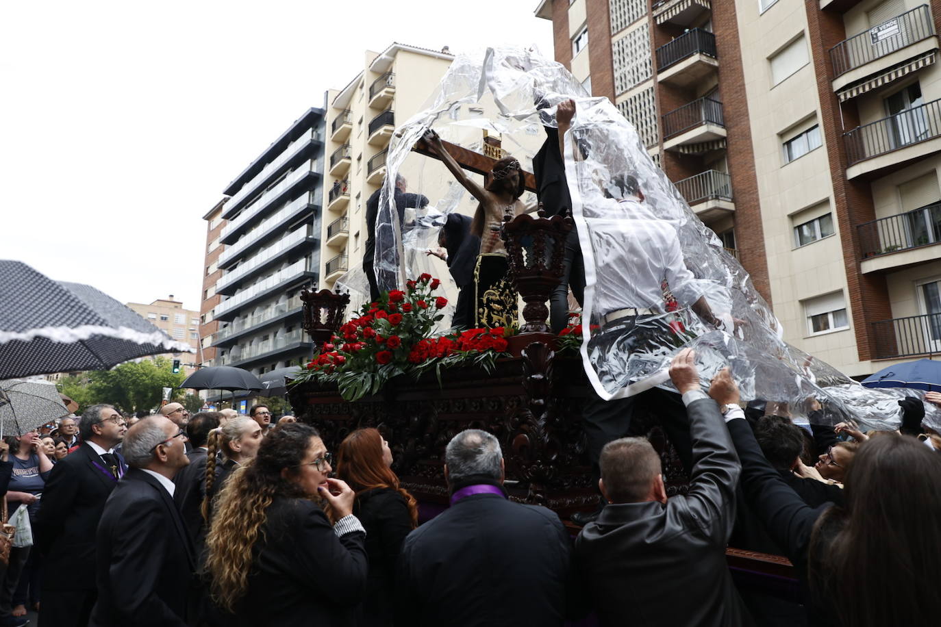 Las calles salmantinas vuelven a mostrar su devoción por el Cristo de los Milagros