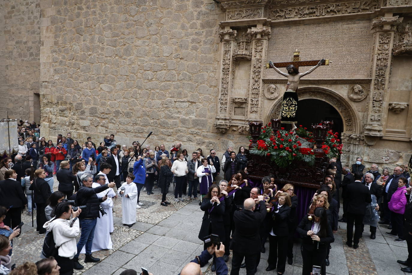 Las calles salmantinas vuelven a mostrar su devoción por el Cristo de los Milagros