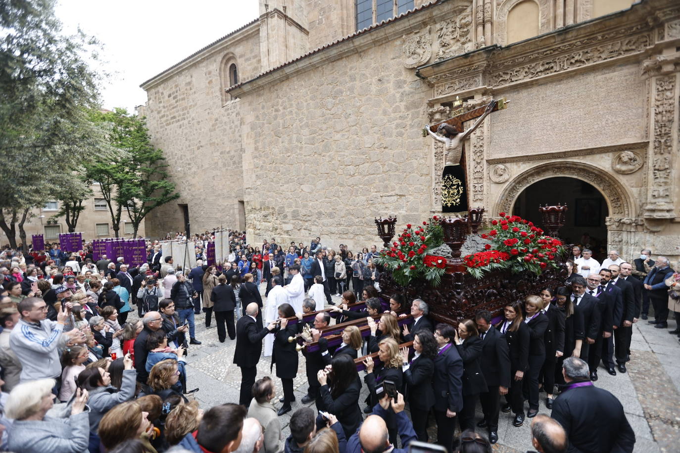 Las calles salmantinas vuelven a mostrar su devoción por el Cristo de los Milagros