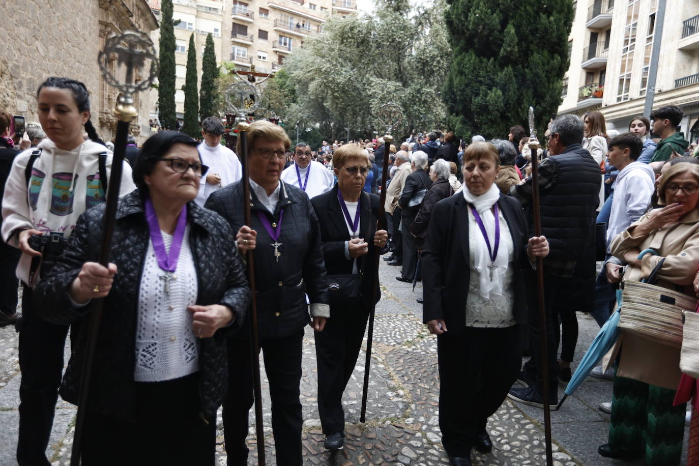 Las calles salmantinas vuelven a mostrar su devoción por el Cristo de los Milagros