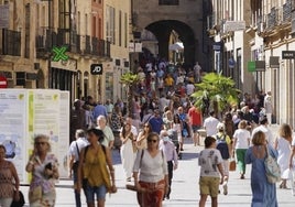 Gente por la calle Toro