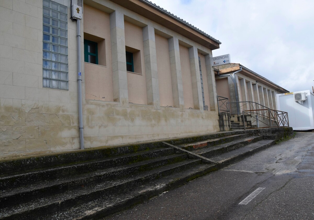 Entrada de urgencias médicas en el Centro de Salud de la villa fronteriza de Fuentes de Oñoro.