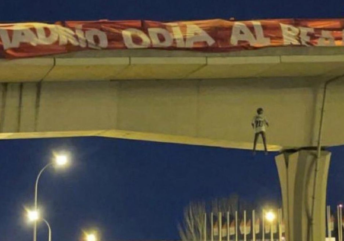 El maniquí que apareció colgado antes del derbi entre el Real Madrid y el Atlético de Madrid.