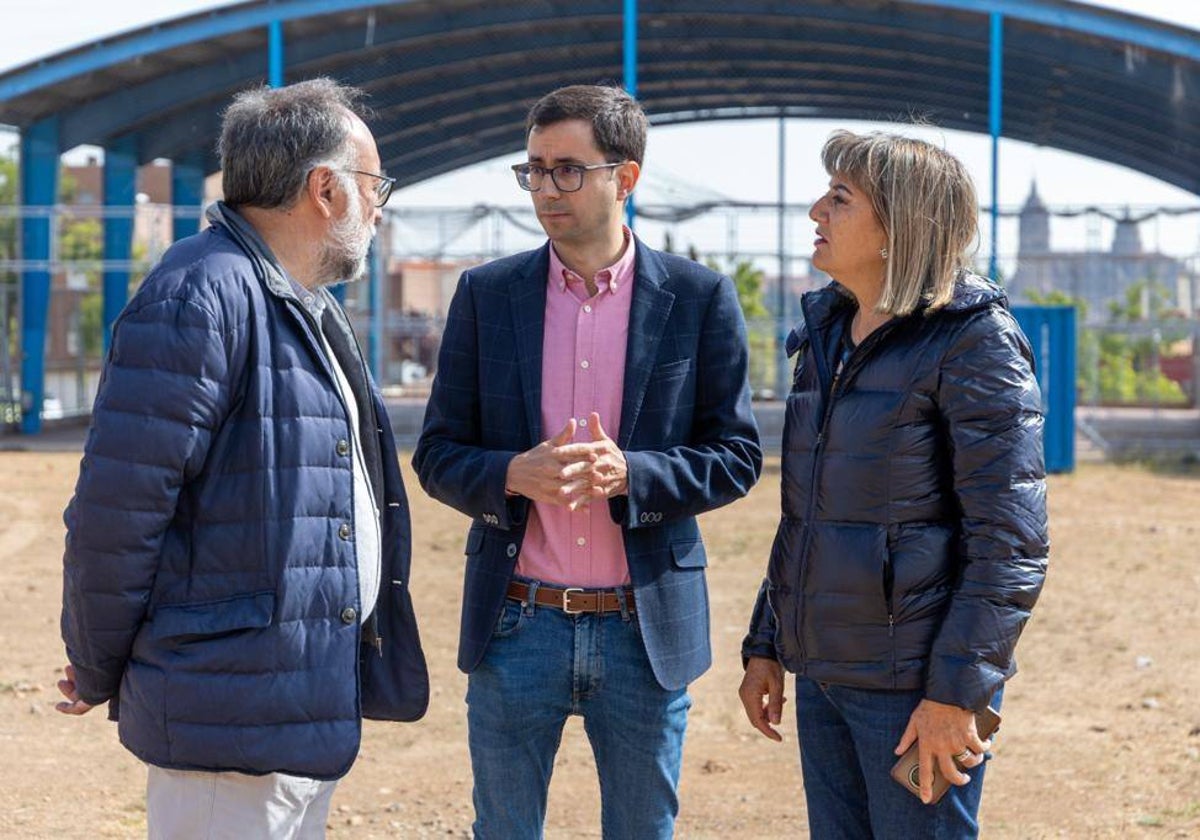 José Luis Mateos, junto a Juan José G. Meilán y María García