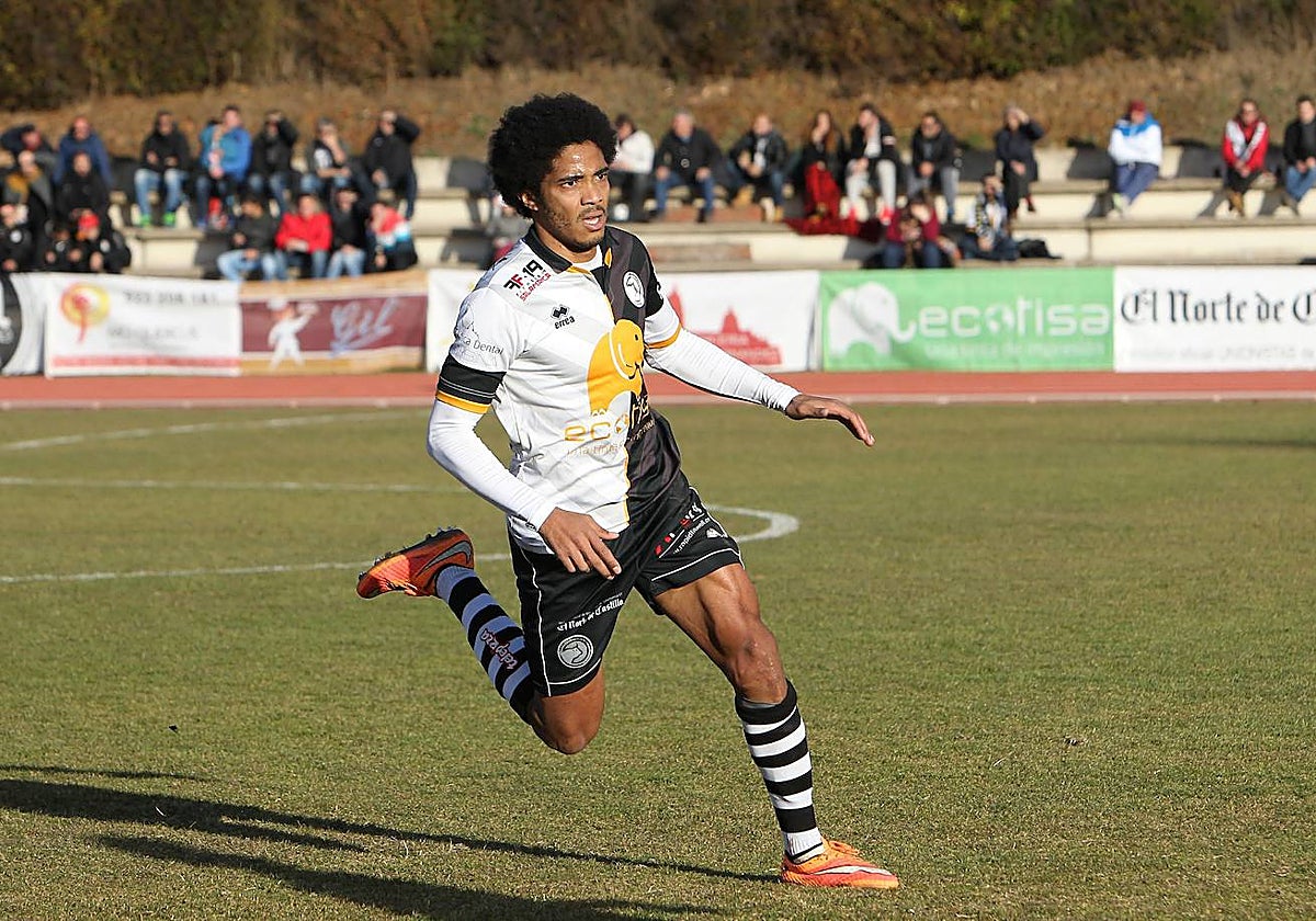 David García Mitogo en un choque con la elástica del Unionistas en Las Pistas.