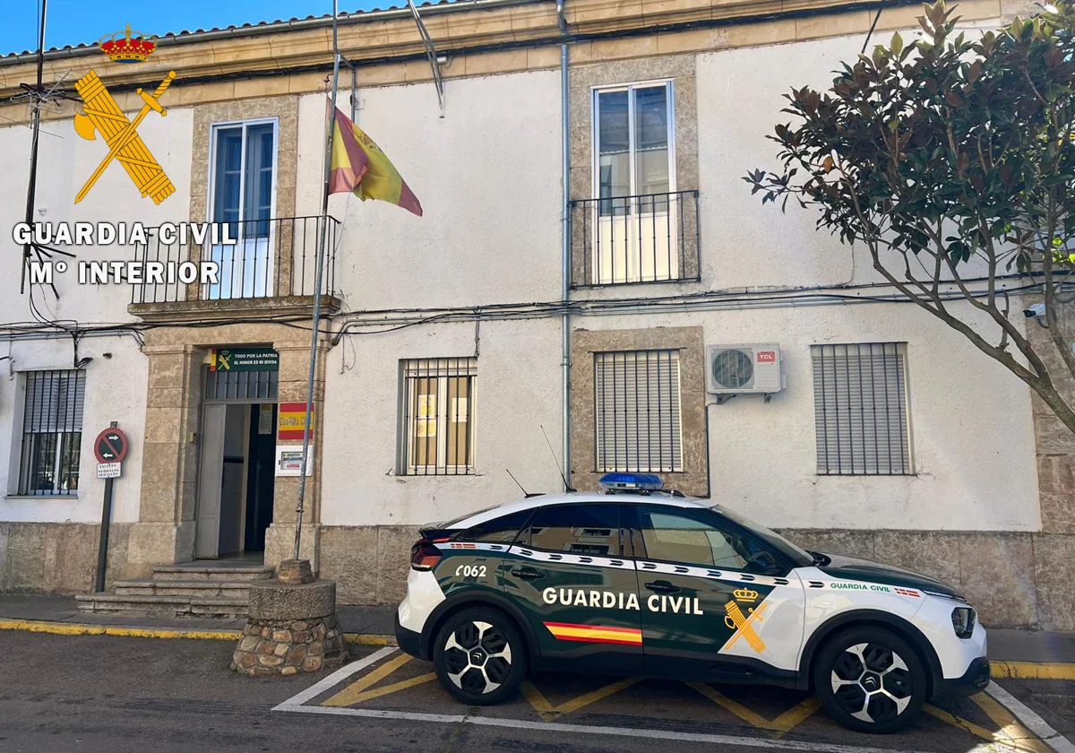 Una patrulla de la Guardia Civil frente al cuartel de Miróbriga.