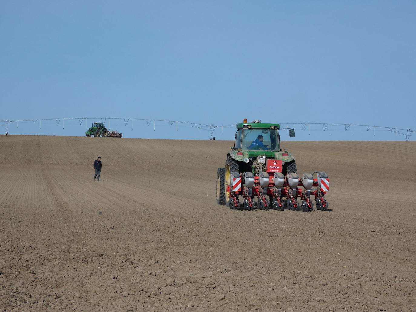 Un tractor siembra en una tierra en la provincia de Salamanca.