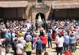 La Virgen del Cueto saliendo de la ermita a la plaza el día de la romería.