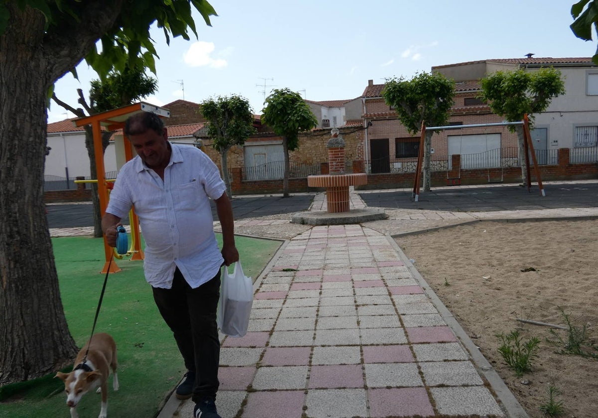 Un vecino pasea junto a una de las fuentes públicas con las que cuenta Cantalpino.