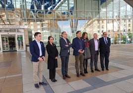 Carlos García Carbayo junto a su equipo en la estación de 'Vialia'.