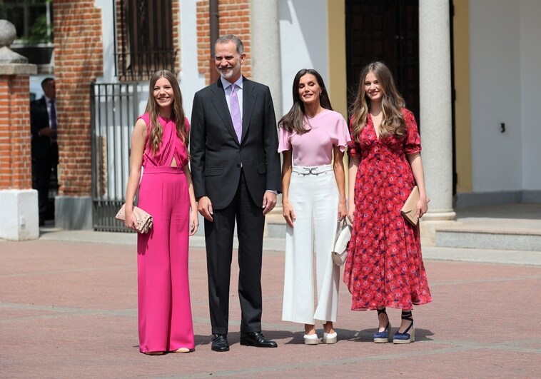 La Infanta Sofía, el Rey Felipe, la Reina Letizia y la Princesa Leonor posan a su llegada a la parroquia de la Asunción de Nuestra Señora