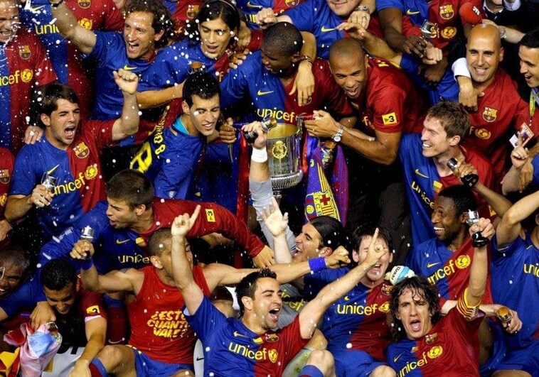 La plantilla del FC Barcelona celebrando un título en 2015.