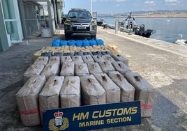 Gibraltar incauta dos toneladas de marihuana en fardos flotando en el mar.