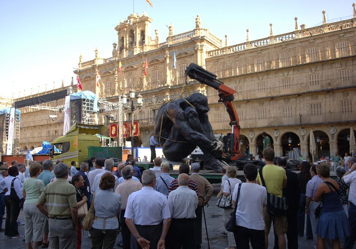 Retirada de la obra «El Zulo», de Víctor Ocho, de la Plaza Mayor el 9 de septiembre de 2006.