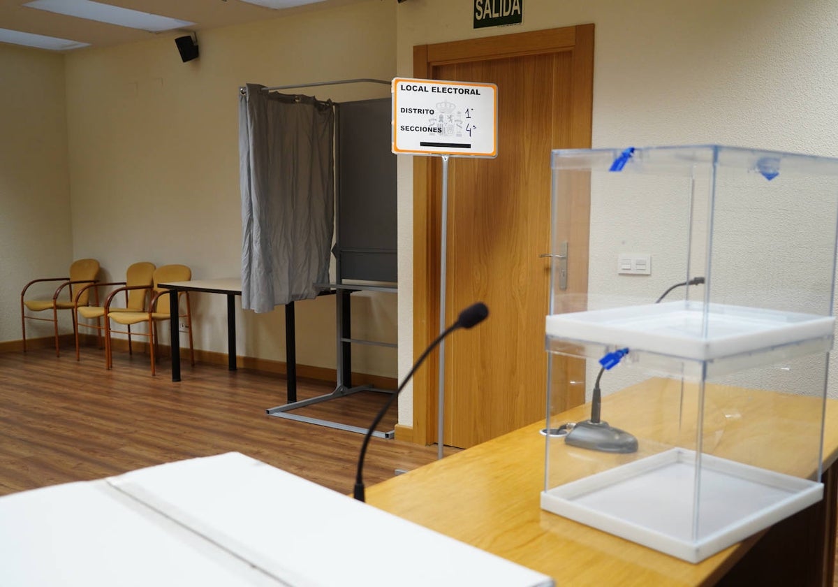 Mesa electoral preparada en la sede del Ayuntamiento de Salamanca.