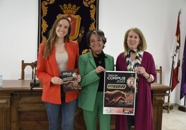 Victoria Rodríguez, Luisa de Paz Palacios y María José Vicente con el tríptico y cartel de los Corpus.