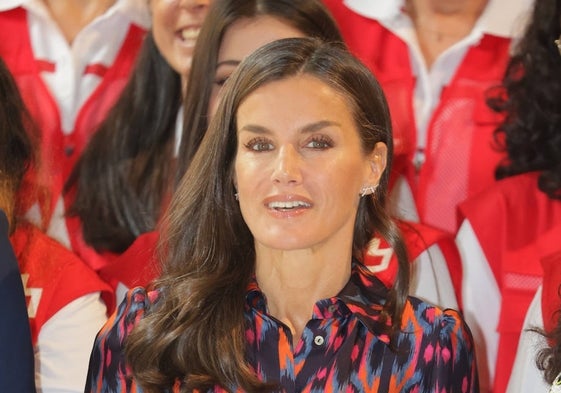 El arriesgado e inédito vestido de la Reina Letizia en su reaparición pública