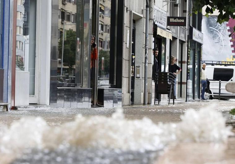 Un nuevo reventón en el Paseo de la Estación inunda la calzada y condiciona el tráfico en la zona