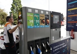 Un vehículo reposta carburante en una estación de servicio de la capital salmantina.