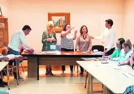 Recuento de votos el domingo en Villoruela.