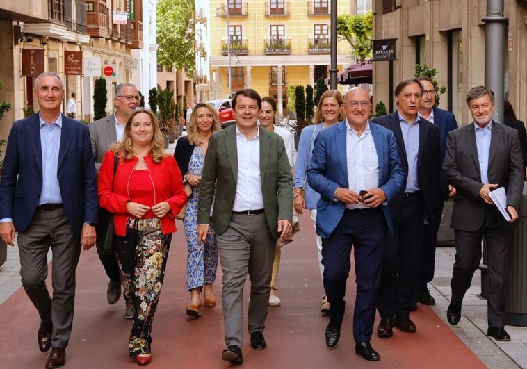 Fernández Mañueco, a su llegada a la Junta Directiva del PP