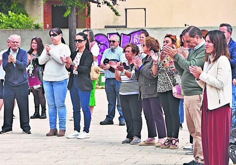 Vecinos de Monterrubio, familiares y amigos, rindieron un pequeño homenaje a Alberto Rodríguez.