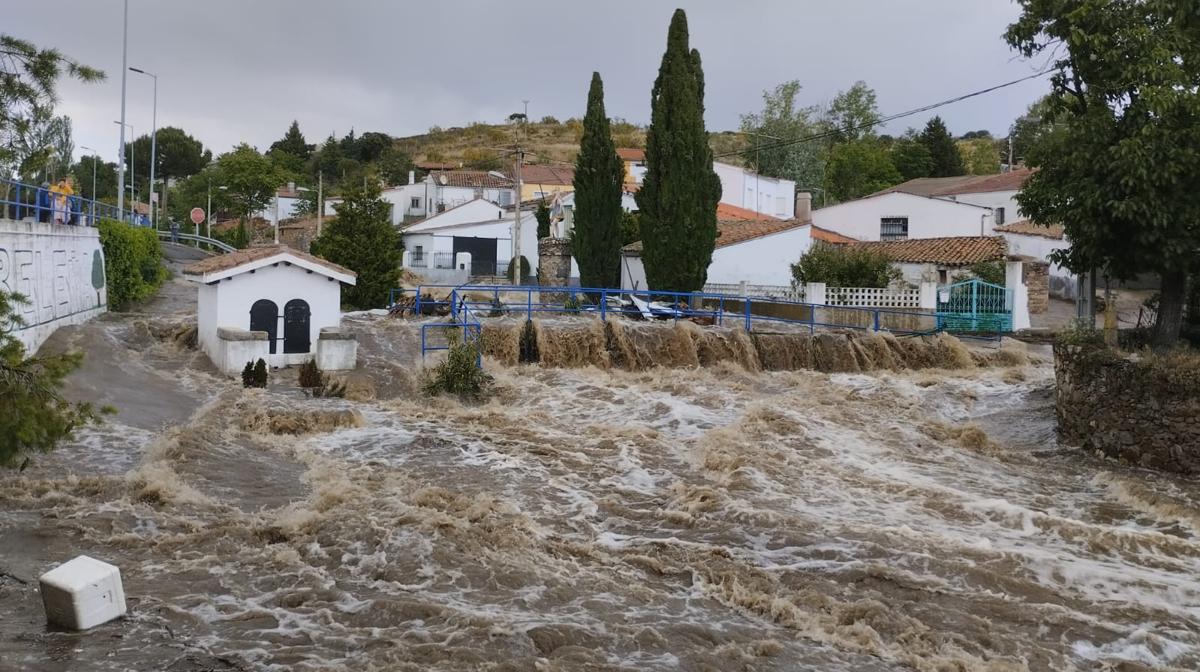 Tremendas imágenes: las fuertes tormentas desbordan el arroyo de Beleña