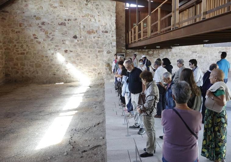 Público en el interior del edificio levantado sobre los restos del convento de San Vicente.