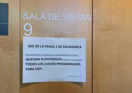 Un cartel a la puerta de la sala de vistas informando de que se suspende todas las vistas.