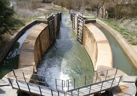 Vista de unas esclusas del Canal de Castilla