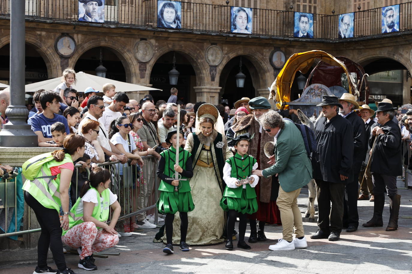 Las elegantes vestiduras del siglo de Oro desfilan por Salamanca